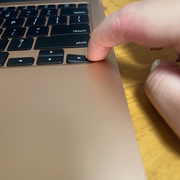 MacBook Air 2020 Rose Gold EXCELLENT USED CONDITION - Picture 9 of 10